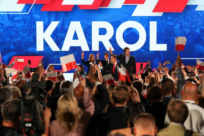 Polish presidential candidate Karol Nawrocki, backed by the main opposition Law and Justice (PiS) party, gestures next to his wife Marta Nawrocka, his sons Antoni and Daniel and daughter Katarzyna, as they react to the exit polls of the second round of the presidential election, in Warsaw, Poland, June 1, 2025. REUTERS/Aleksandra Szmigiel