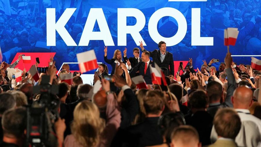 Polish presidential candidate Karol Nawrocki, backed by the main opposition Law and Justice (PiS) party, gestures next to his wife Marta Nawrocka, his sons Antoni and Daniel and daughter Katarzyna, as they react to the exit polls of the second round of the presidential election, in Warsaw, Poland, June 1, 2025. REUTERS/Aleksandra Szmigiel