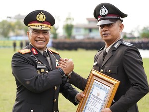 Polda Riau Beri Penghargaan Bripka Agus yang Bekuk Maling Sambil Bonceng Anak