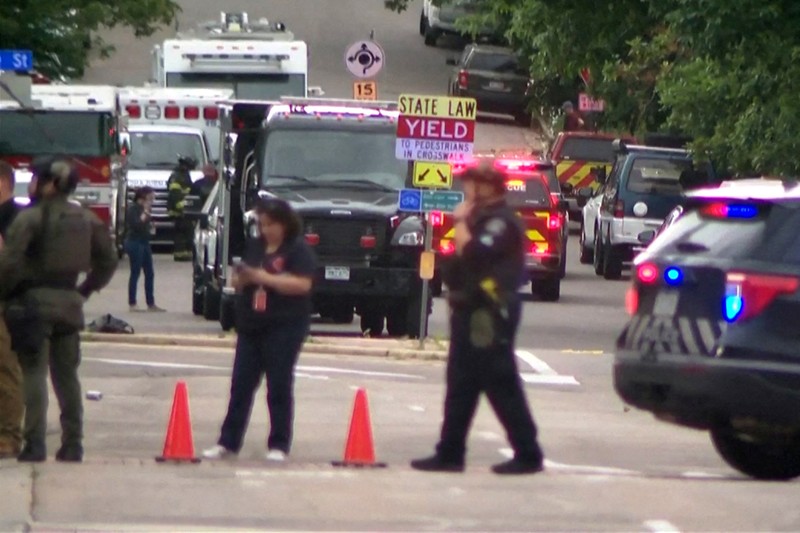 Polisi bekerja di tempat kejadian setelah serangan yang melukai banyak orang di Boulder, Colorado, AS, 1 Juni 2025 dalam gambar diam dari video. (ABC AFFILIATE KMGH via REUTERS)
