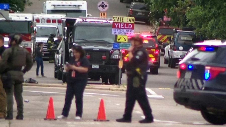 Polisi bekerja di tempat kejadian setelah serangan yang melukai banyak orang di Boulder, Colorado, AS, 1 Juni 2025 dalam gambar diam dari video. Polisi bekerja di tempat kejadian setelah serangan yang melukai banyak orang di Boulder, Colorado, AS, 1 Juni 2025 dalam gambar diam dari video. (ABC AFFILIATE KMGH via REUTERS)