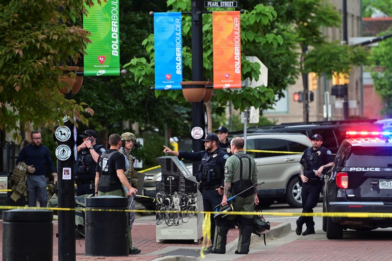 Polisi bekerja di tempat kejadian setelah serangan yang melukai banyak orang di Boulder, Colorado, AS, 1 Juni 2025 dalam gambar diam dari video. Polisi bekerja di tempat kejadian setelah serangan yang melukai banyak orang di Boulder, Colorado, AS, 1 Juni 2025 dalam gambar diam dari video. (ABC AFFILIATE KMGH via REUTERS)