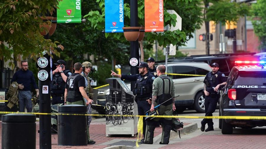 Polisi bekerja di tempat kejadian setelah serangan yang melukai banyak orang di Boulder, Colorado, AS, 1 Juni 2025 dalam gambar diam dari video. (ABC AFFILIATE KMGH via REUTERS)