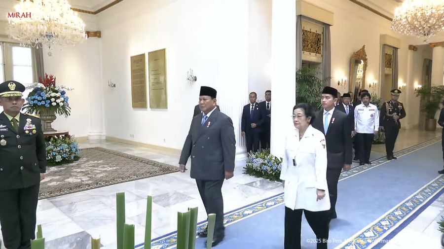 Presiden Prabowo Subianto dan Presiden ke 5 RI, Megawati Soekarnoputri berjalan bersama jelang pelaksanaan upacara Peringatan Hari Lahir Pancasila, Gedung Pancasila, Jakarta, Senin (2/6/2025). (Tangkapan Layar Youtube Sekretariat Presiden)