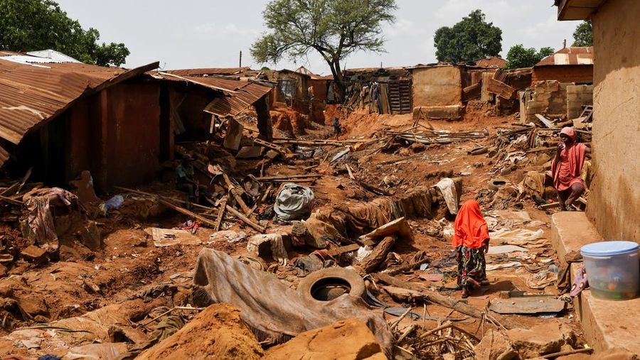 Puing-puing rumah yang runtuh terlihat di komunitas Anguwar Hausawa Gangari, akibat banjir yang menewaskan 151 orang dan memaksa ribuan orang meninggalkan rumah mereka di Mokwa, Negara Bagian Niger, Nigeria, 31 Mei 2025. (REUTERS/Stringer)