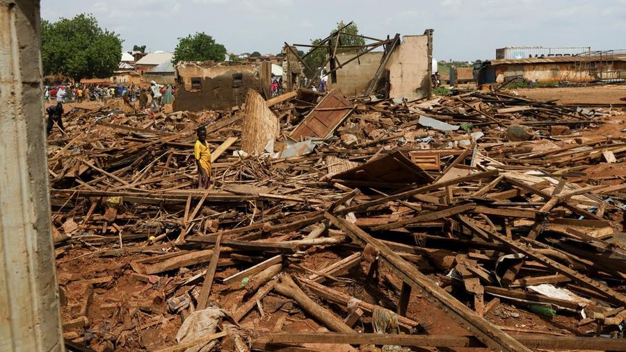 Puing-puing rumah yang runtuh terlihat di komunitas Anguwar Hausawa Gangari, akibat banjir yang menewaskan 151 orang dan memaksa ribuan orang meninggalkan rumah mereka di Mokwa, Negara Bagian Niger, Nigeria, 31 Mei 2025. (REUTERS/Stringer)