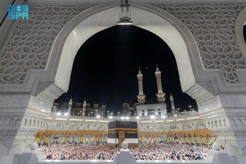 Umat ​​Islam melaksanakan salat subuh di Masjidil Haram selama ibadah haji tahunan di kota suci Mekkah, Arab Saudi, 2 Juni 2025. Saudi Press Agency/Handout via REUTERS