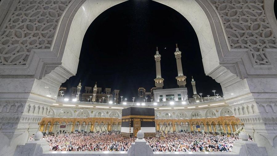 SAUDI-HAJJ/ Umat Islam melaksanakan salat subuh di Masjidil Haram selama ibadah haji tahunan di kota suci Mekkah, Arab Saudi, 2 Juni 2025. Saudi Press Agency/Handout via REUTERS
