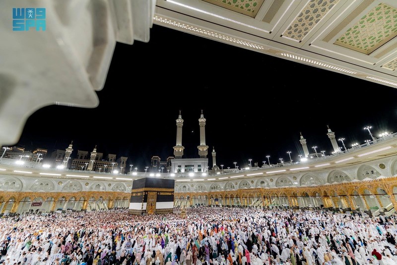 Umat ​​Islam melaksanakan salat subuh di Masjidil Haram selama ibadah haji tahunan di kota suci Mekkah, Arab Saudi, 2 Juni 2025. Saudi Press Agency/Handout via REUTERS
