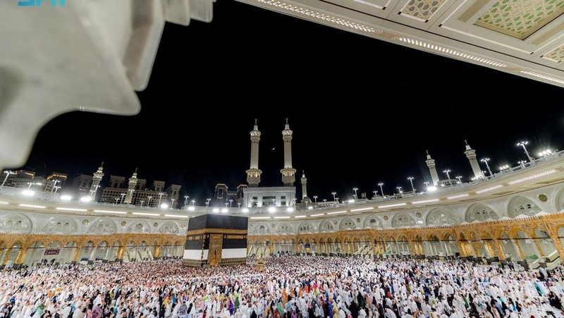 Umat ​​Islam melaksanakan salat subuh di Masjidil Haram selama ibadah haji tahunan di kota suci Mekkah, Arab Saudi, 2 Juni 2025. Saudi Press Agency/Handout via REUTERS