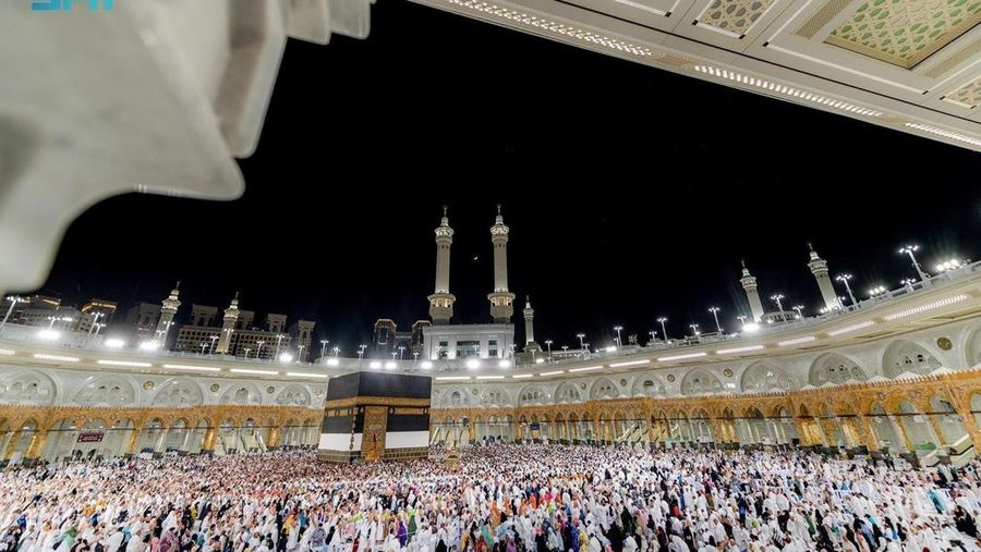 SAUDI-HAJJ/ Umat Islam melaksanakan salat subuh di Masjidil Haram selama ibadah haji tahunan di kota suci Mekkah, Arab Saudi, 2 Juni 2025. Saudi Press Agency/Handout via REUTERS