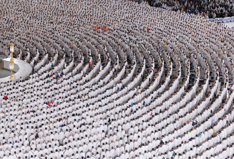 SAUDI-HAJJ/ Umat Islam melaksanakan salat subuh di Masjidil Haram selama ibadah haji tahunan di kota suci Mekkah, Arab Saudi, 2 Juni 2025. Saudi Press Agency/Handout via REUTERS