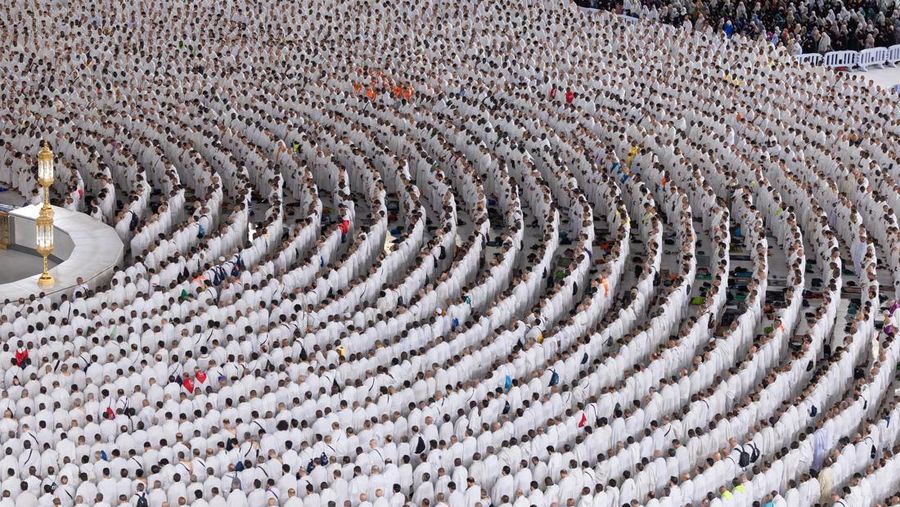 SAUDI-HAJJ/ Umat Islam melaksanakan salat subuh di Masjidil Haram selama ibadah haji tahunan di kota suci Mekkah, Arab Saudi, 2 Juni 2025. Saudi Press Agency/Handout via REUTERS