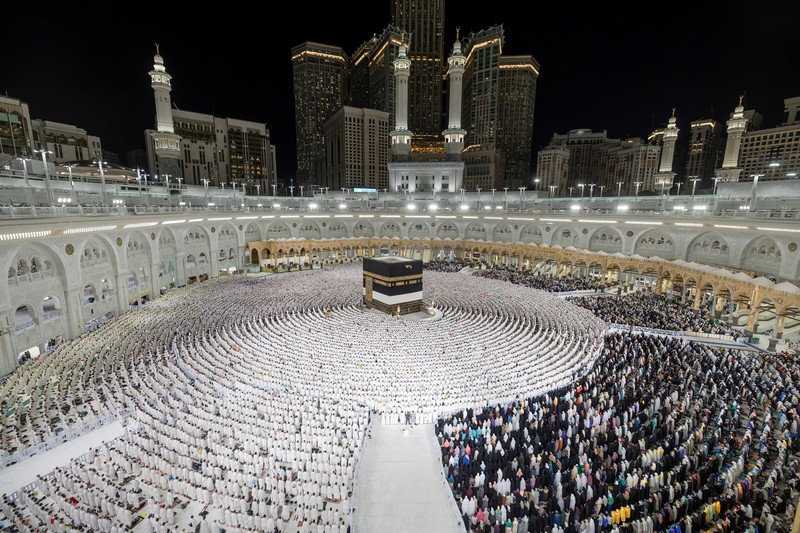 SAUDI-HAJJ/ Umat Islam melaksanakan salat subuh di Masjidil Haram selama ibadah haji tahunan di kota suci Mekkah, Arab Saudi, 2 Juni 2025. Saudi Press Agency/Handout via REUTERS
