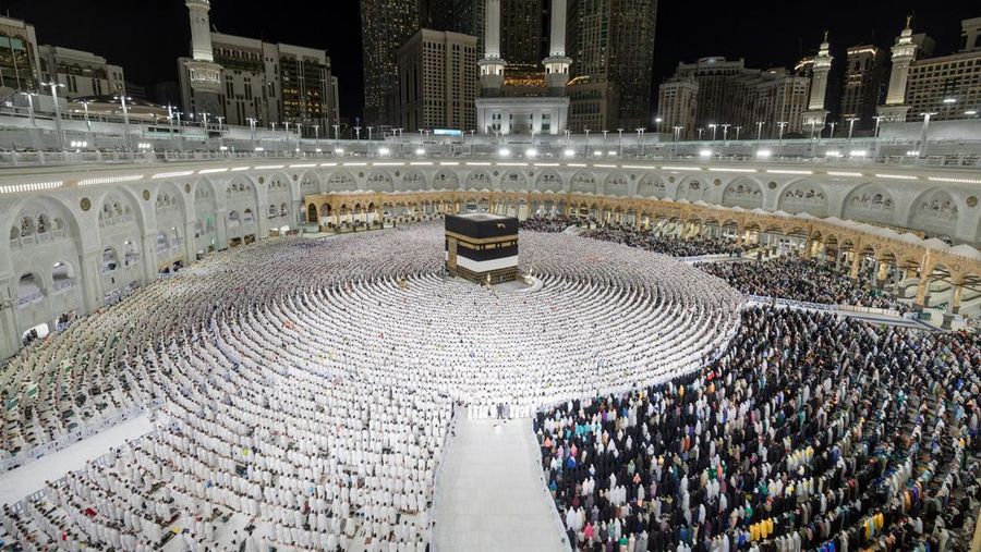 SAUDI-HAJJ/ Umat Islam melaksanakan salat subuh di Masjidil Haram selama ibadah haji tahunan di kota suci Mekkah, Arab Saudi, 2 Juni 2025. Saudi Press Agency/Handout via REUTERS