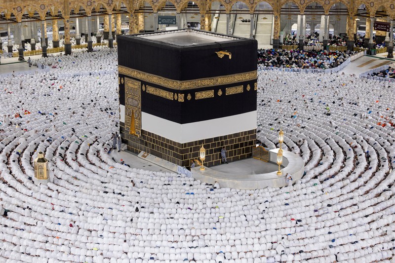 Umat ​​Islam melaksanakan salat subuh di Masjidil Haram selama ibadah haji tahunan di kota suci Mekkah, Arab Saudi, 2 Juni 2025. Saudi Press Agency/Handout via REUTERS