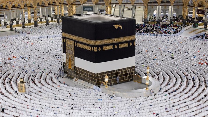 Umat Islam melaksanakan salat subuh di Masjidil Haram selama ibadah haji tahunan di kota suci Mekkah, Arab Saudi, 2 Juni 2025. Saudi Press Agency/Handout via REUTERS