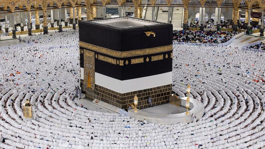 SAUDI-HAJJ/ Umat Islam melaksanakan salat subuh di Masjidil Haram selama ibadah haji tahunan di kota suci Mekkah, Arab Saudi, 2 Juni 2025. Saudi Press Agency/Handout via REUTERS