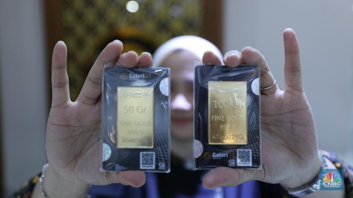 Seorang konsumen membeli emas Logam Mulia di Butik Emas di Galeri 24, Jakarta, Senin (2/6/2025). Harga emas Logam Mulia produksi PT Antam Tbk, kembali terbang pada hari ini. (CNBC Indonesia/Trisusilo)