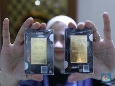 Seorang konsumen membeli emas Logam Mulia di Butik Emas di Galeri 24, Jakarta, Senin (2/6/2025). Harga emas Logam Mulia produksi PT Antam Tbk, kembali terbang pada hari ini. (CNBC Indonesia/Trisusilo)