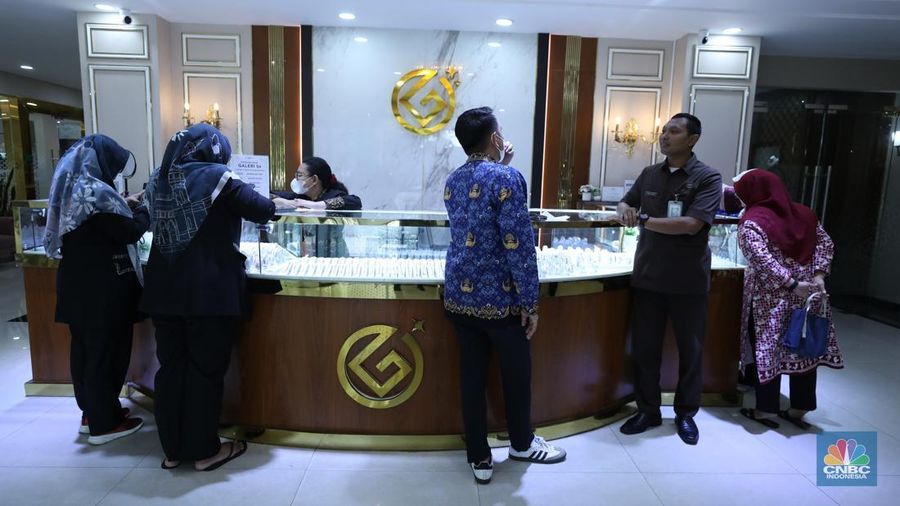 Seorang konsumen membeli emas Logam Mulia di Butik Emas di Galeri 24, Jakarta, Senin (2/6/2025). Harga emas Logam Mulia produksi PT Antam Tbk, kembali terbang pada hari ini. (CNBC Indonesia/Trisusilo)