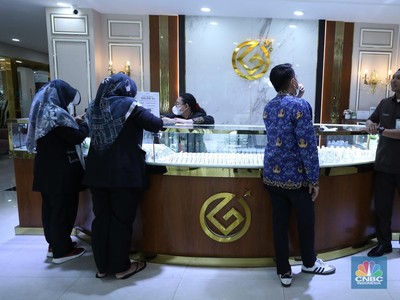 Seorang konsumen membeli emas Logam Mulia di Butik Emas di Galeri 24, Jakarta, Senin (2/6/2025). Harga emas Logam Mulia produksi PT Antam Tbk, kembali terbang pada hari ini. (CNBC Indonesia/Trisusilo)