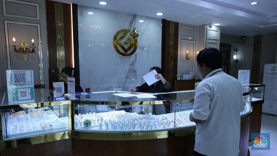 Seorang konsumen membeli emas Logam Mulia di Butik Emas di Galeri 24, Jakarta, Senin (2/6/2025). Harga emas Logam Mulia produksi PT Antam Tbk, kembali terbang pada hari ini. (CNBC Indonesia/Trisusilo)