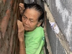 Kasihan, Lansia di Gresik Ini Terjebak Tembok Rumah Tetangganya