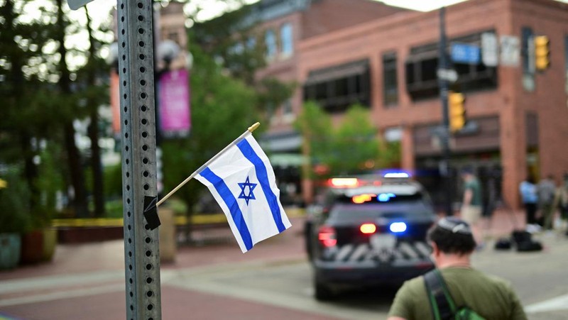 Polisi bekerja di tempat kejadian setelah serangan yang melukai banyak orang di Boulder, Colorado, AS, 1 Juni 2025 dalam gambar diam dari video. (ABC AFFILIATE KMGH via REUTERS)