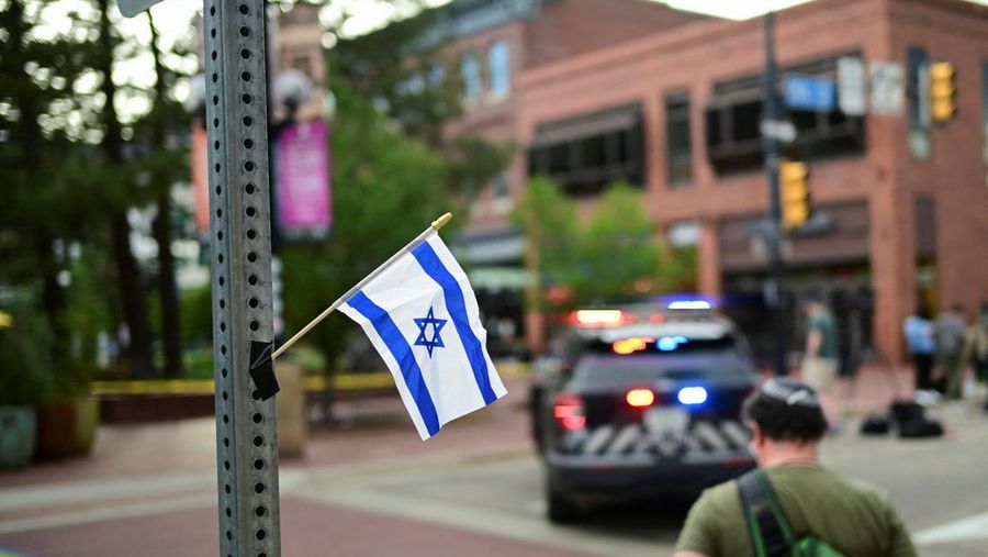 Polisi bekerja di tempat kejadian setelah serangan yang melukai banyak orang di Boulder, Colorado, AS, 1 Juni 2025 dalam gambar diam dari video. Polisi bekerja di tempat kejadian setelah serangan yang melukai banyak orang di Boulder, Colorado, AS, 1 Juni 2025 dalam gambar diam dari video. (ABC AFFILIATE KMGH via REUTERS)