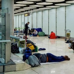 Krisis Hantam Negara Maju, Banyak Warga Tidur di Bandara
