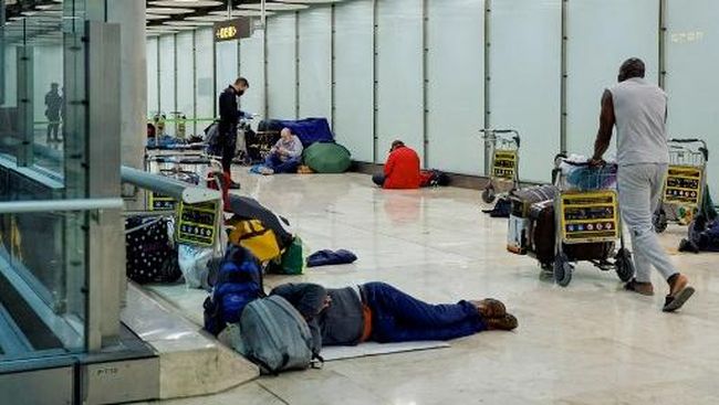 Krisis Hantam Negara Maju, Banyak Warga Tidur di Bandara