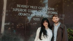 Stephanie Poetri Nikah di Pengadilan Los Angeles Berkebaya Tanpa Cincin