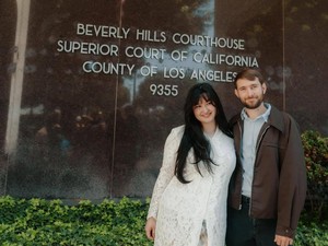 Stephanie Poetri Nikah di Pengadilan Los Angeles Berkebaya Tanpa Cincin