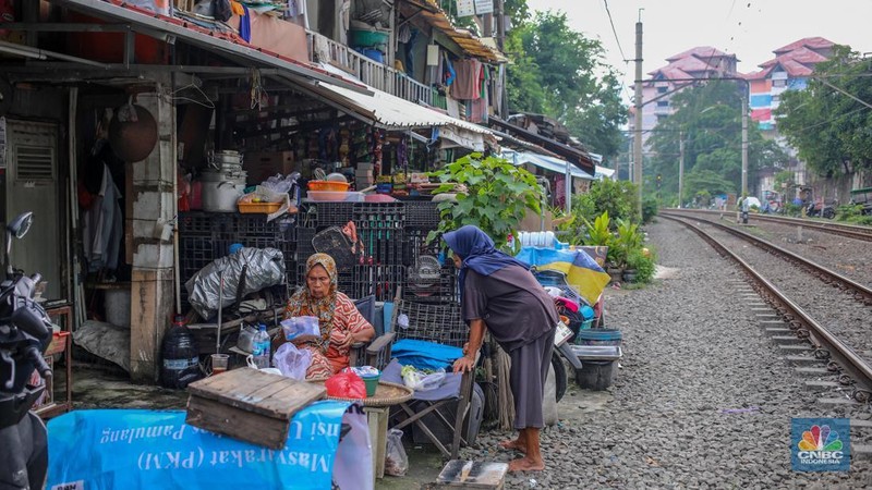 Suasana aktivitas warga pada permukiman kumuh yang berdekatan dengan rel kereta di Jakarta, Senin (2/6/2025). (CNBC Indonesia/Faisal Rahman)