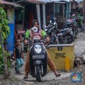 Suasana aktivitas warga pada permukiman kumuh yang berdekatan dengan rel kereta di Jakarta, Senin (2/6/2025). (CNBC Indonesia/Faisal Rahman)