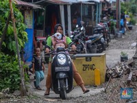 Suasana aktivitas warga pada permukiman kumuh yang berdekatan dengan rel kereta di Jakarta, Senin (2/6/2025). (CNBC Indonesia/Faisal Rahman)