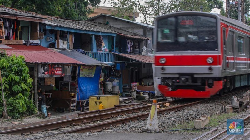 Suasana aktivitas warga pada permukiman kumuh yang berdekatan dengan rel kereta di Jakarta, Senin (2/6/2025). (CNBC Indonesia/Faisal Rahman)