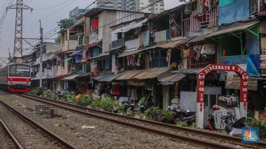 Suasana aktivitas warga pada permukiman kumuh yang berdekatan dengan rel kereta di Jakarta, Senin (2/6/2025). (CNBC Indonesia/Faisal Rahman)