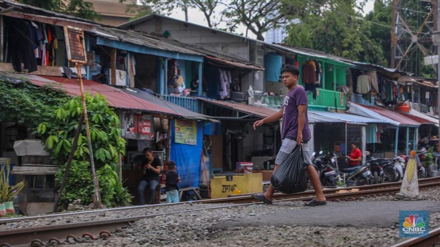 Suasana aktivitas warga pada permukiman kumuh yang berdekatan dengan rel kereta di Jakarta, Senin (2/6/2025). (CNBC Indonesia/Faisal Rahman)