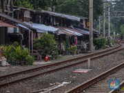 Suasana aktivitas warga pada permukiman kumuh yang berdekatan dengan rel kereta di Jakarta, Senin (2/6/2025). (CNBC Indonesia/Faisal Rahman)