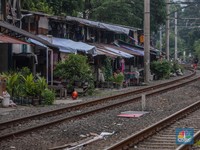 Suasana aktivitas warga pada permukiman kumuh yang berdekatan dengan rel kereta di Jakarta, Senin (2/6/2025). (CNBC Indonesia/Faisal Rahman)