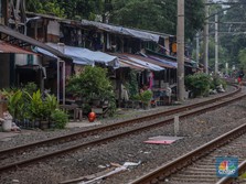 Suasana aktivitas warga pada permukiman kumuh yang berdekatan dengan rel kereta di Jakarta, Senin (2/6/2025). (CNBC Indonesia/Faisal Rahman)