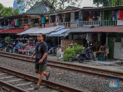 Suasana aktivitas warga pada permukiman kumuh yang berdekatan dengan rel kereta di Jakarta, Senin (2/6/2025). (CNBC Indonesia/Faisal Rahman)