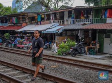 Suasana aktivitas warga pada permukiman kumuh yang berdekatan dengan rel kereta di Jakarta, Senin (2/6/2025). (CNBC Indonesia/Faisal Rahman)