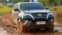 Komunitas Rayakan Ultah Ke-18, Fortuner Diajak Main Tanah