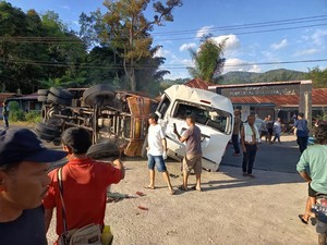 Truk Bawa Semen Seruduk 5 Mobil di Taput Diduga gegara Rem Blong