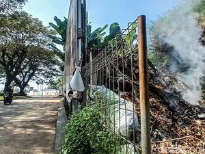 Kesal Tetangga Suka Bakar Sampah, Warga Purworejo Beri Sentilan