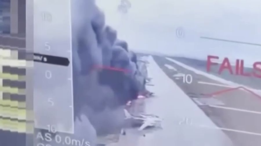 Ukraina melancarkan serangan pesawat nirawak besar-besaran terhadap pesawat militer Rusia pada hari Minggu (1/6/2025). Ukraina melancarkan serangan pesawat nirawak besar-besaran terhadap pesawat militer Rusia pada hari Minggu (1/6/2025). (Tangkapan Layar Video Reuters/)