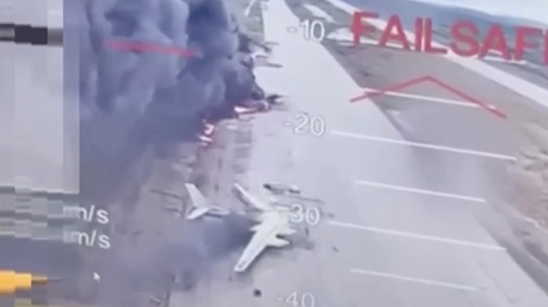 Ukraina melancarkan serangan pesawat nirawak besar-besaran terhadap pesawat militer Rusia pada hari Minggu (1/6/2025). (Tangkapan Layar Video Reuters/)